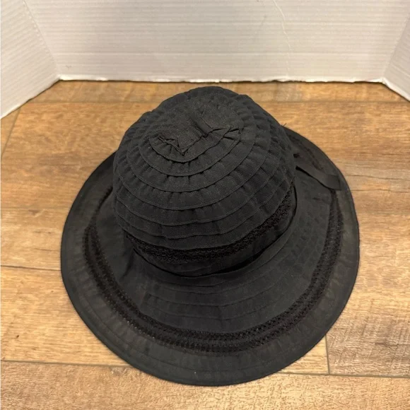 Women’s Black Sun Bucket Hat Croft and Barrow - Picture 2 of 9